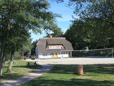 Das Gebäude in dem sich das Ferienhaus befindet