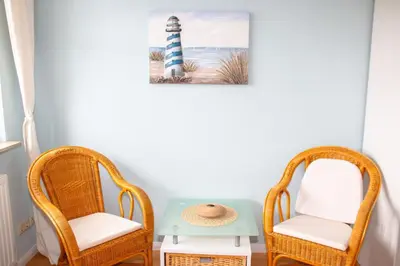 Ein Sitzbereich in der Unterkunft Strandstr 4b 