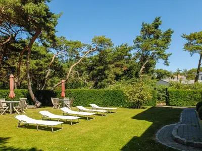 Ein Garten an der Unterkunft Burg Roland Wohnung 04