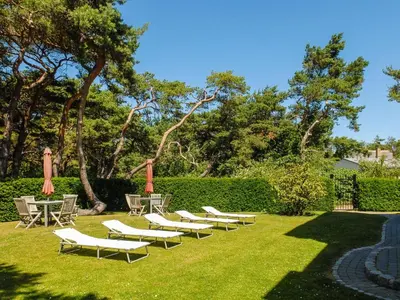 Ein Garten an der Unterkunft Burg Roland Wohnung 06