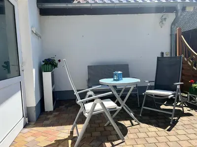 Ein Balkon oder eine Terrasse in der Unterkunft Küstenkoje Orange Ferienwohnung mit Terrasse in Prerow