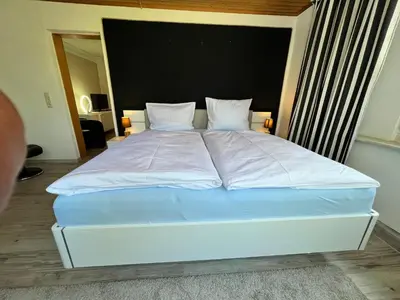 Ein Bett oder Betten in einem Zimmer der Unterkunft Küstenkoje Orange Ferienwohnung mit Terrasse in Prerow