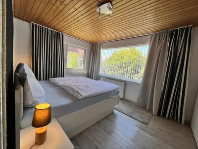 Ein Bett oder Betten in einem Zimmer der Unterkunft Küstenkoje Orange Ferienwohnung mit Terrasse in Prerow