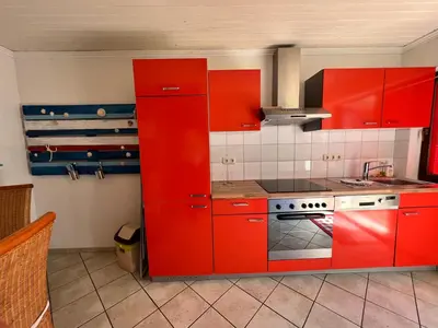 Küche/Küchenzeile in der Unterkunft Küstenkoje Orange Ferienwohnung mit Terrasse in Prerow