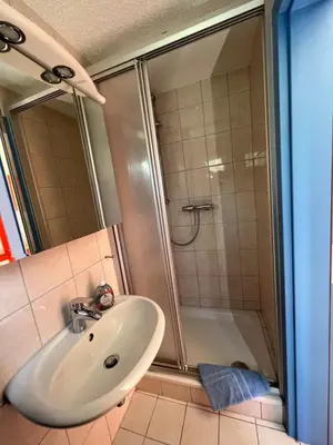 Ein Badezimmer in der Unterkunft Küstenkoje Orange Ferienwohnung mit Terrasse in Prerow