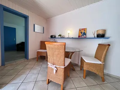Ein Sitzbereich in der Unterkunft Küstenkoje Orange Ferienwohnung mit Terrasse in Prerow