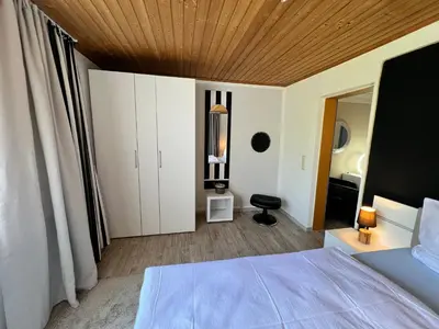 Ein Bett oder Betten in einem Zimmer der Unterkunft Küstenkoje Orange Ferienwohnung mit Terrasse in Prerow