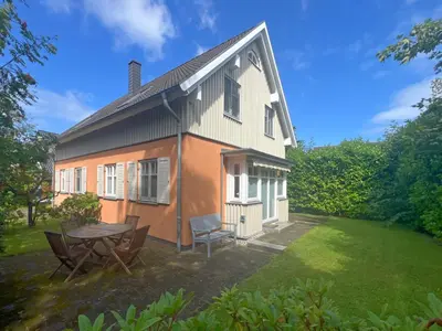 Das Gebäude in dem sich das Ferienhaus befindet