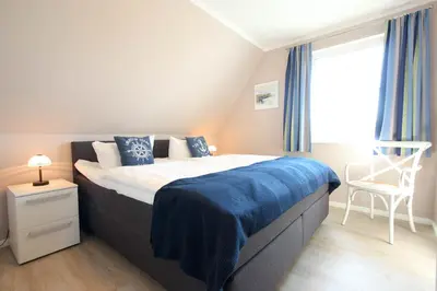 Ein Bett oder Betten in einem Zimmer der Unterkunft Seeschwalbe 5 - Sauna & Kamin am Bodden