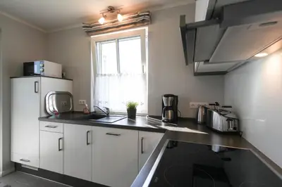 Küche/Küchenzeile in der Unterkunft Seeschwalbe 5 - Sauna & Kamin am Bodden