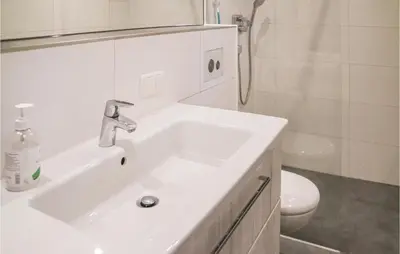 Ein Badezimmer in der Unterkunft 3 Bedroom Pet Friendly Home In Prerow