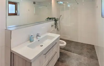 Ein Badezimmer in der Unterkunft Amazing Home In Prerow With Wifi