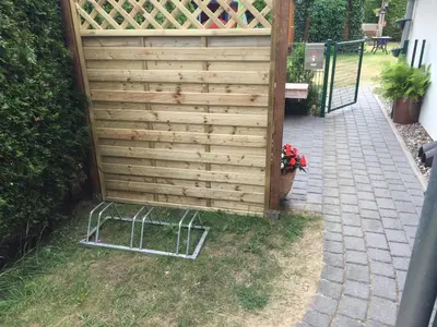 Ein Garten an der Unterkunft Ferienwohnung Boddenzander