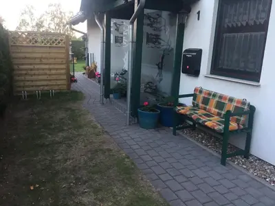 Ein Garten an der Unterkunft Ferienwohnung Boddenzander