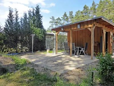 Ein Garten an der Unterkunft Ferienwohnungen am Waldessaum