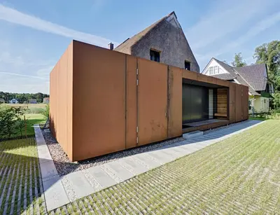 Das Gebäude in dem sich das Ferienhaus befindet