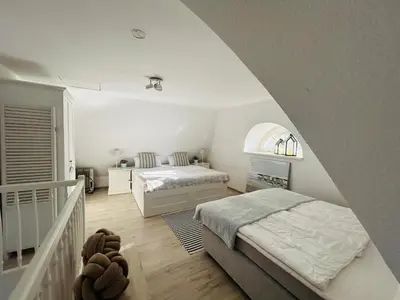Ein Bett oder Betten in einem Zimmer der Unterkunft Maisonette-Fewo unter Reet, 50m zum Meer, Strandidyll Zingst