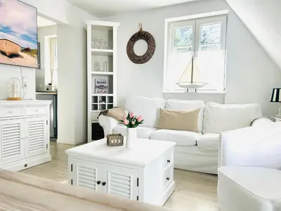 Ein Sitzbereich in der Unterkunft Maisonette-Fewo unter Reet, 50m zum Meer, Strandidyll Zingst