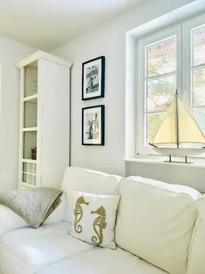 Ein Sitzbereich in der Unterkunft Maisonette-Fewo unter Reet, 50m zum Meer, Strandidyll Zingst