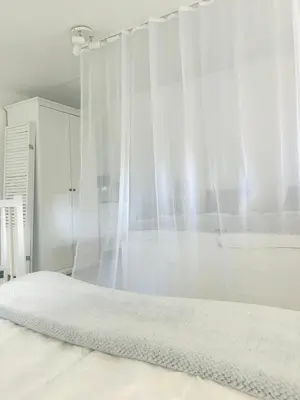 Ein Bett oder Betten in einem Zimmer der Unterkunft Maisonette-Fewo unter Reet, 50m zum Meer, Strandidyll Zingst