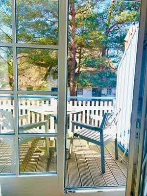Ein Balkon oder eine Terrasse in der Unterkunft Maisonette-Fewo unter Reet, 50m zum Meer, Strandidyll Zingst