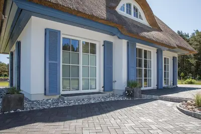 Das Gebäude in dem sich das Ferienhaus befindet