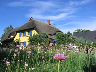 Ein Garten an der Unterkunft Ferienwohnungen Reetwinkel in Wieck