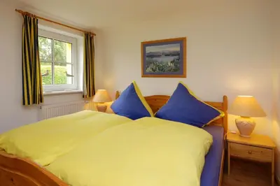 Ein Bett oder Betten in einem Zimmer der Unterkunft Ferienwohnungen Reetwinkel in Wieck