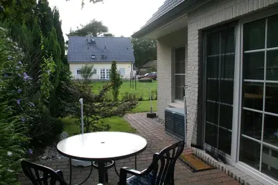 Ein Garten an der Unterkunft Ferienhaus Dierhagen Strand I & II