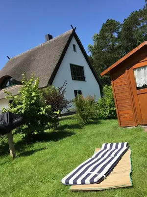 Ein Garten an der Unterkunft Ferienhaus Dierhagen Strand I & II