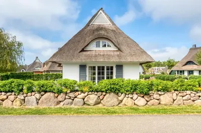 Das Gebäude in dem sich das Ferienhaus befindet