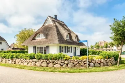 Das Gebäude in dem sich das Ferienhaus befindet