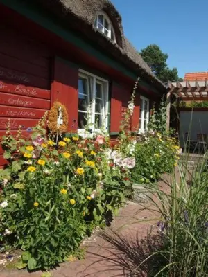 Ein Garten an der Unterkunft Reetdach - Promenadenblick - 500m zum Strand
