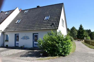 Das Gebäude in dem sich das Ferienhaus befindet