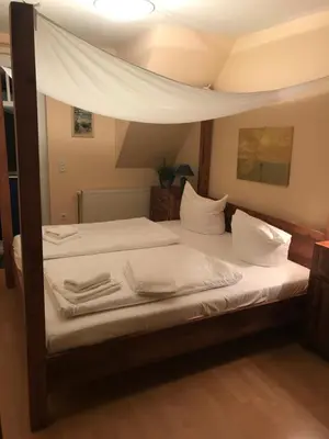 Ein Bett oder Betten in einem Zimmer der Unterkunft FeWo am alten Hafen - Zingst Ostseebad