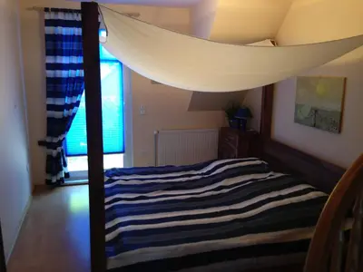 Ein Bett oder Betten in einem Zimmer der Unterkunft FeWo am alten Hafen - Zingst Ostseebad