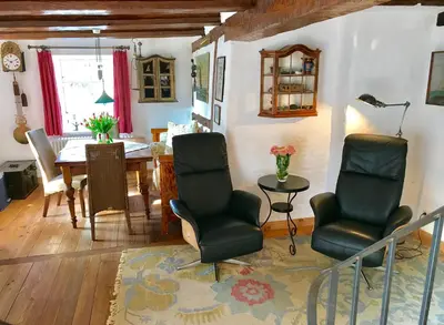Ein Sitzbereich in der Unterkunft Haus am Hafen - Kaminfeeling und Luxus unter Reet