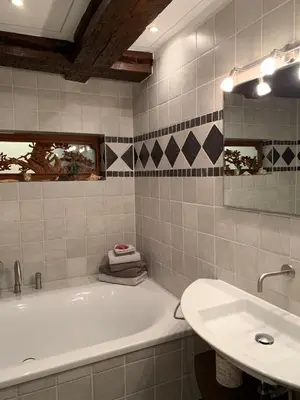 Ein Badezimmer in der Unterkunft Haus am Hafen - Kaminfeeling und Luxus unter Reet