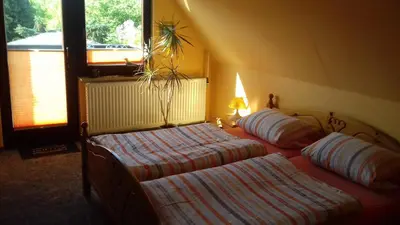 Ein Bett oder Betten in einem Zimmer der Unterkunft Ferienwohnung in Boddennähe