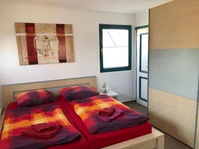 Ein Bett oder Betten in einem Zimmer der Unterkunft Ferienhaus Becker - Wohnung unten mit grosser Darssveranda