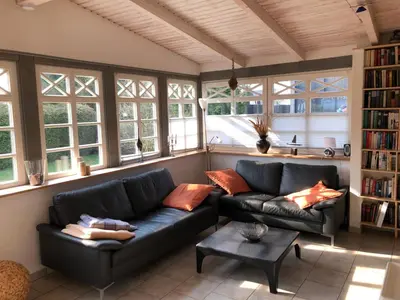 Ein Sitzbereich in der Unterkunft Ferienhaus Becker - Wohnung unten mit grosser Darssveranda