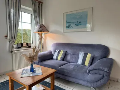 Ein Sitzbereich in der Unterkunft Geräumige Wohnung mit Garten in Zingst
