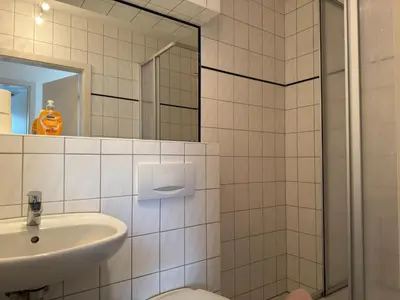 Ein Badezimmer in der Unterkunft Geräumige Wohnung mit Garten in Zingst