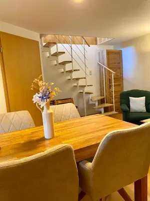 Ein Sitzbereich in der Unterkunft Ferienwohnung Kinnerstuw