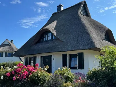 Das Gebäude in dem sich das Ferienhaus befindet