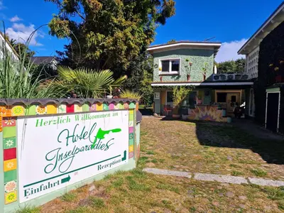 Ein Garten an der Unterkunft Hotel Garni Inselparadies Zingst