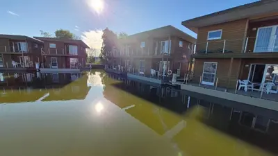 Blick auf einen Fluss in der Nähe des Ferienhauses