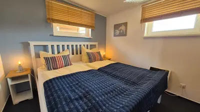 Ein Bett oder Betten in einem Zimmer der Unterkunft FLOATING HOUSES Classic - Schwimmendes Ferienhaus - Barth Haus 2