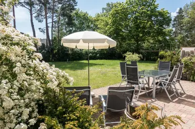 Ein Garten an der Unterkunft Premiumhaus Bodden und Mehr-Brise