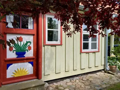 Ein Garten an der Unterkunft Kleines Haus am Hafen - ruhig und grün am Ortsrand